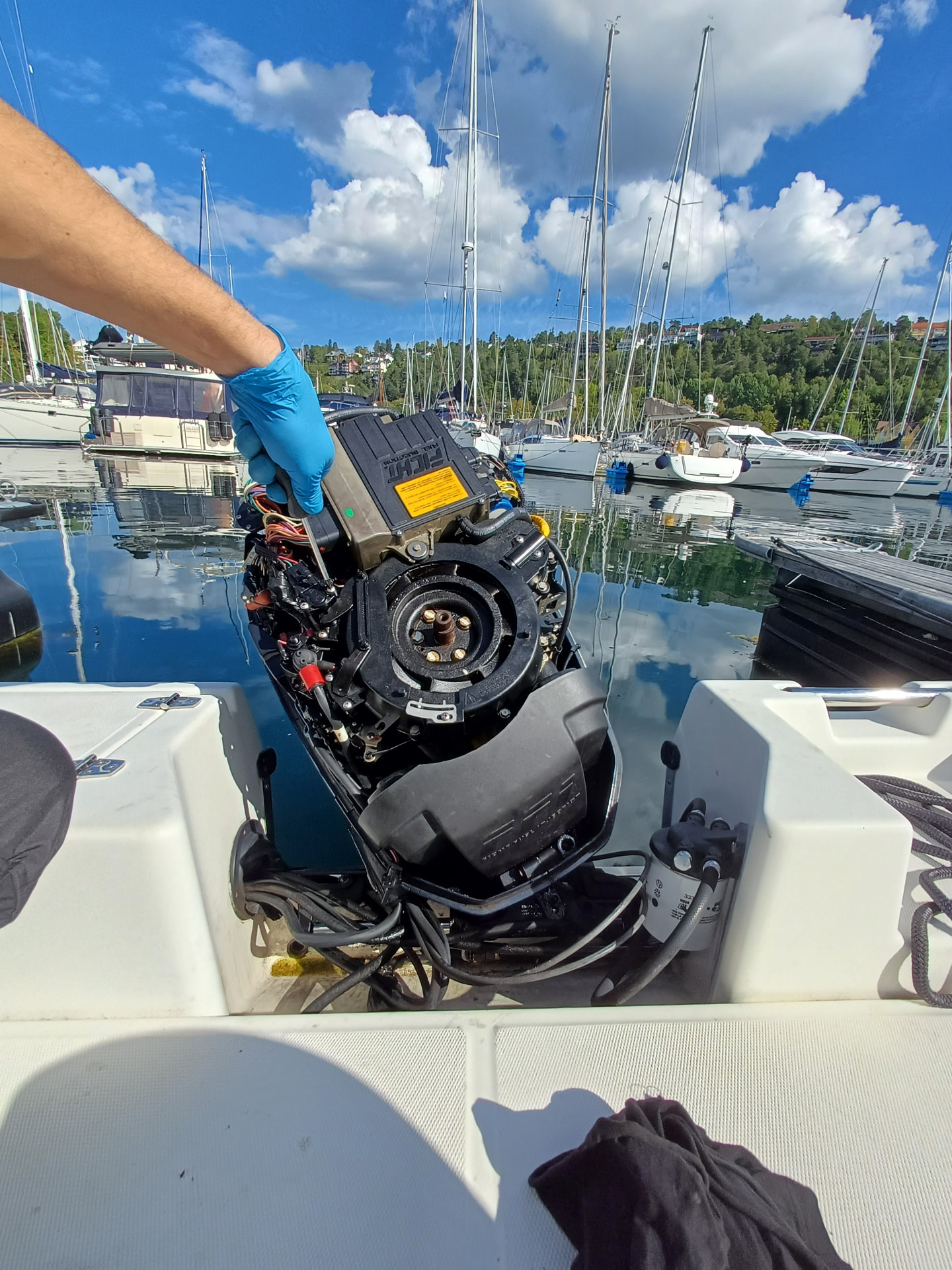 Arbeid på en Evinrude E-TEC utenbordsmotor i en marina på Oslofjorden